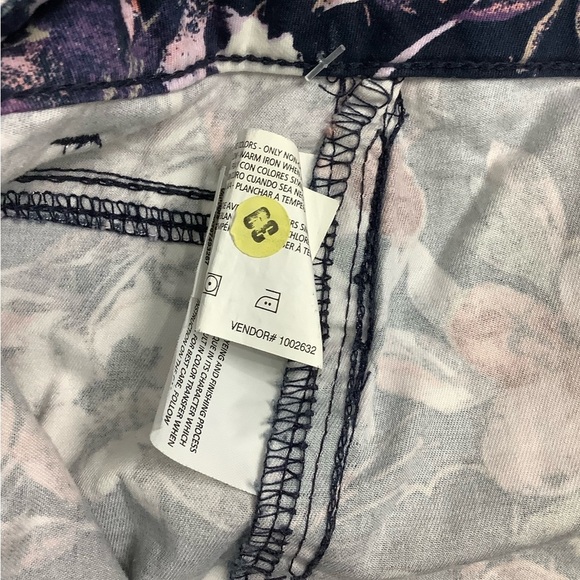 Women's Gloria Vanderbilt 12 L Large Floral Navy Purple Chino Khakis Shorts New - Picture 11 of 11